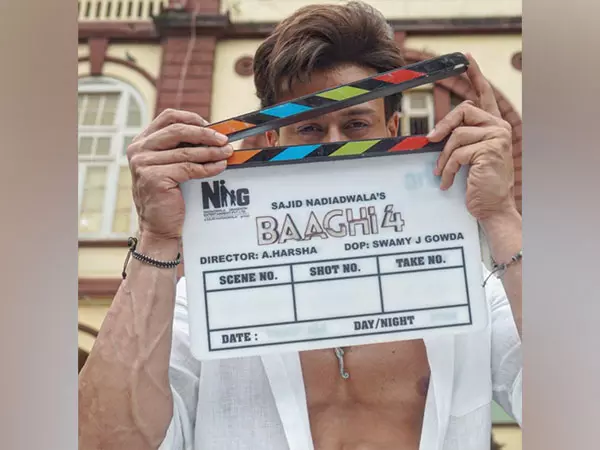 टाइगर श्रॉफ ने Baaghi 4 की शूटिंग पूरी की, अपने टोंड एब्स दिखाए टाइगर श्रॉफ ने Baaghi 4 की शूटिंग पूरी की, अपने टोंड एब्स दिखाए