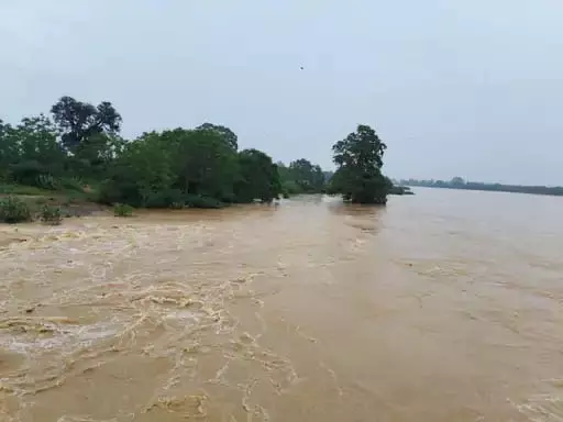 अंबागढ़ चौकी में बाढ़, प्रशासन ने नदी किनारे के घरों को कराया खाली अंबागढ़ चौकी में बाढ़, प्रशासन ने नदी किनारे के घरों को कराया खाली