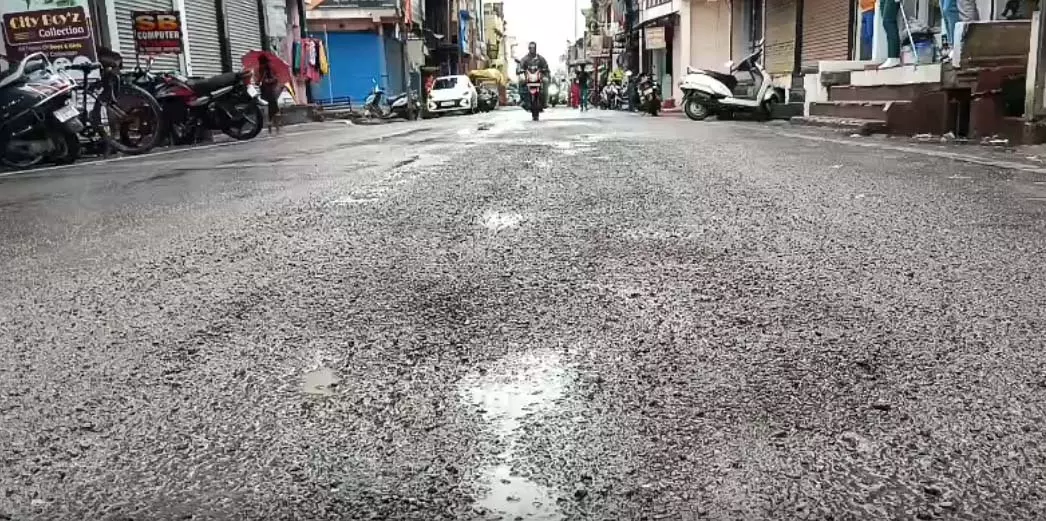 10 करोड़ में एक माह पहले बनाई गई सड़क उखड़ी, भ्रष्टाचार की जांच की मांग 10 करोड़ में एक माह पहले बनाई गई सड़क उखड़ी, भ्रष्टाचार की जांच की मांग