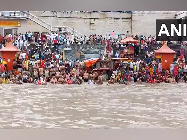 गुरु पूर्णिमा पर Haridwar स्थित हर की पौड़ी पर पवित्र स्नान के लिए उमड़े श्रद्धालु गुरु पूर्णिमा पर Haridwar स्थित हर की पौड़ी पर पवित्र स्नान के लिए उमड़े श्रद्धालु