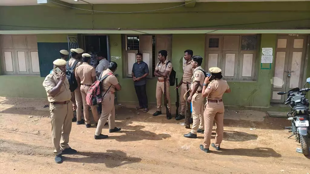 Tamil Nadu : लड़के के अपहरण मामले में 5 लोगों के खिलाफ मुकदमा शुरू Tamil Nadu : लड़के के अपहरण मामले में 5 लोगों के खिलाफ मुकदमा शुरू