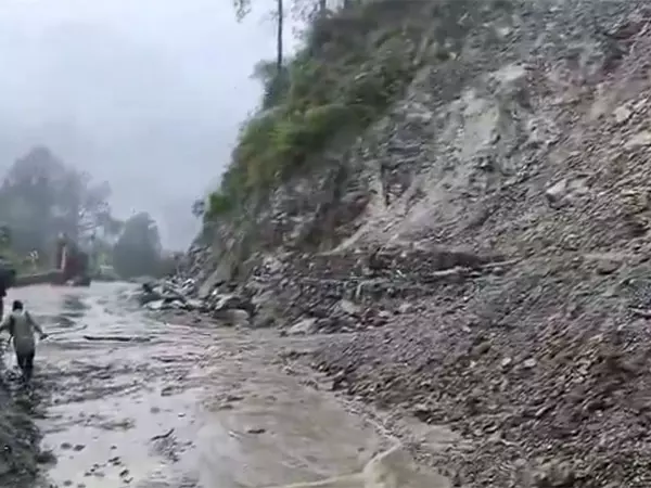 Nandprayag के पास पहाड़ी से मलबा गिरने के कारण बद्रीनाथ राष्ट्रीय राजमार्ग अवरुद्ध Nandprayag के पास पहाड़ी से मलबा गिरने के कारण बद्रीनाथ राष्ट्रीय राजमार्ग अवरुद्ध