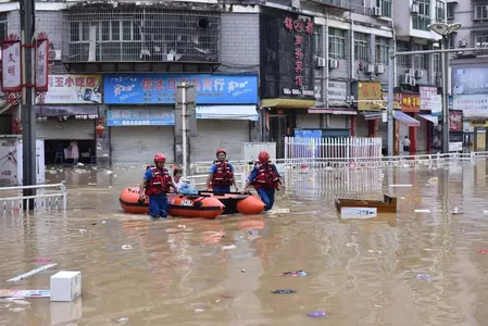 बीजिंग में भारी बारिश से जीवन अस्त-व्यस्त, ब्लू अलर्ट जारी बीजिंग में भारी बारिश से जीवन अस्त-व्यस्त, ब्लू अलर्ट जारी