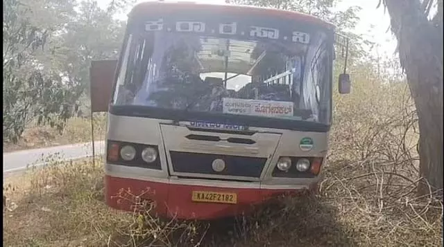 Karnataka सरकार की बस जंगल में घुसी Karnataka सरकार की बस जंगल में घुसी
