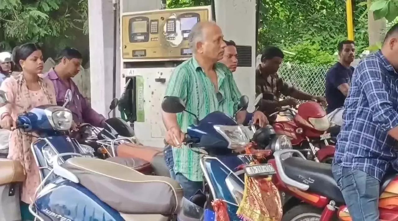 Odisha : ईंधन परिवहन ठप होने से पेट्रोल पंपों पर लंबी कतारें Odisha : ईंधन परिवहन ठप होने से पेट्रोल पंपों पर लंबी कतारें