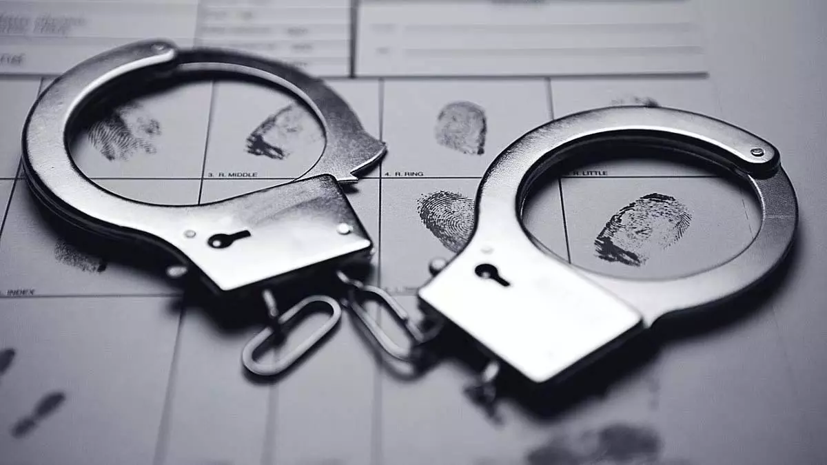 Odisha : पुलिस ने कार चोरी करने वाले तमिलनाडु गिरोह का भंडाफोड़ किया, चार लोगों को गिरफ्तार किया Odisha : पुलिस ने कार चोरी करने वाले तमिलनाडु गिरोह का भंडाफोड़ किया, चार लोगों को गिरफ्तार किया
