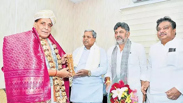 रक्षा गलियारों की स्थापना से मेक इन इंडिया पहल को भी बल मिलेगा: CM रक्षा गलियारों की स्थापना से मेक इन इंडिया पहल को भी बल मिलेगा: CM