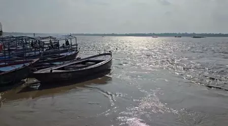 वाराणसी में गंगा का जलस्तर बढ़ा, घाटों पर लोग कर रहे पूजा-अर्चना वाराणसी में गंगा का जलस्तर बढ़ा, घाटों पर लोग कर रहे पूजा-अर्चना