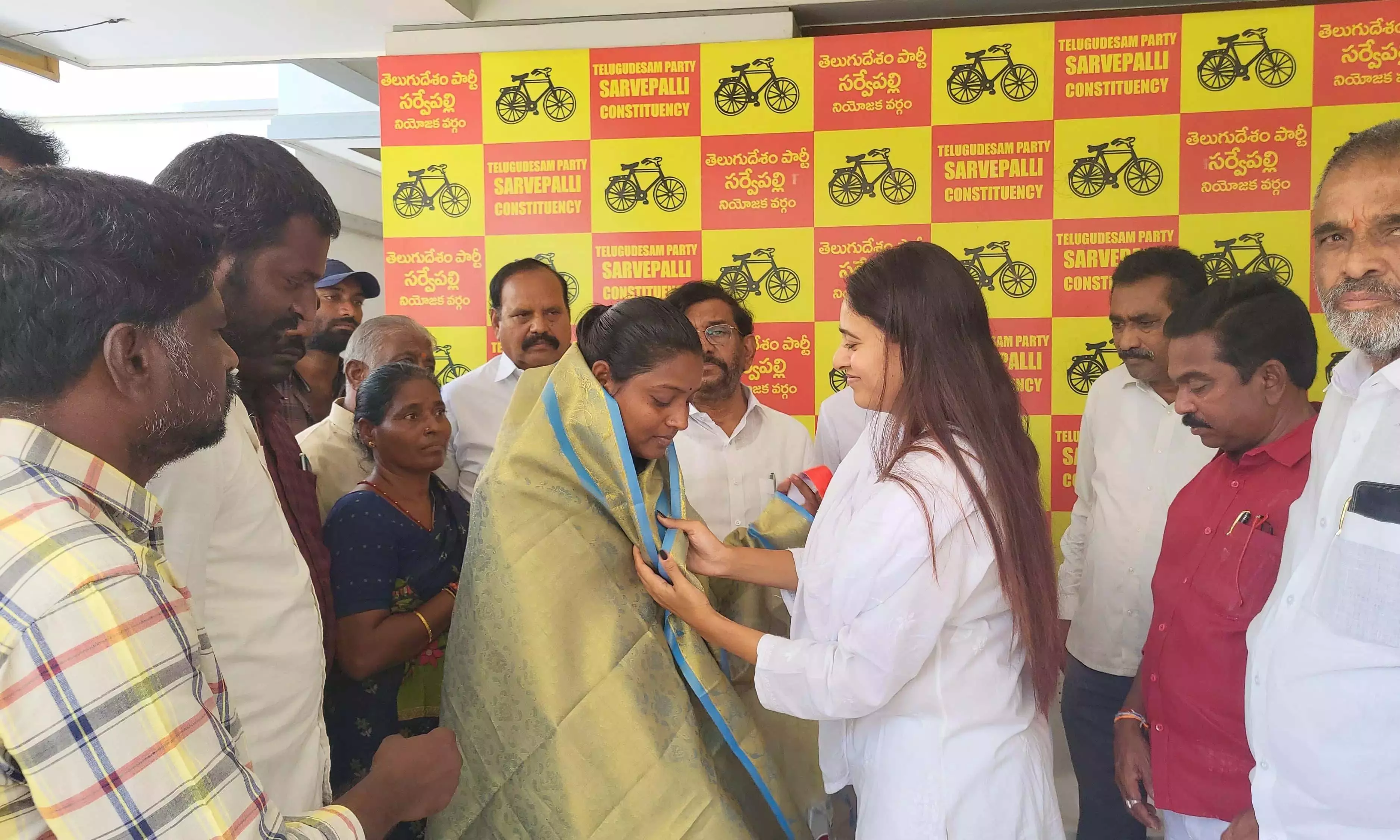AP: पैरा-एथलीट भवानी ने दो स्वर्ण पदक जीते, सोमिरेड्डी ने सम्मानित किया AP: पैरा-एथलीट भवानी ने दो स्वर्ण पदक जीते, सोमिरेड्डी ने सम्मानित किया