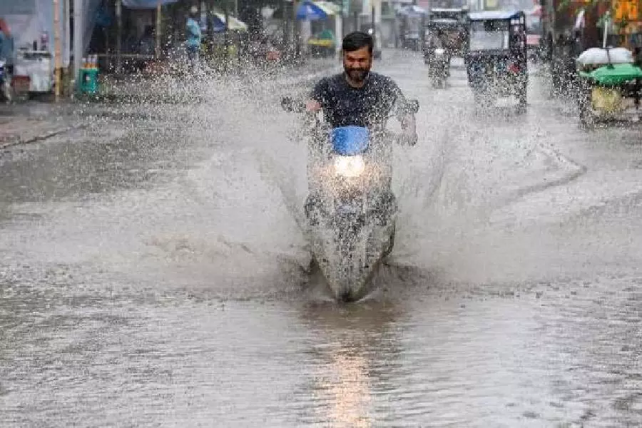 Bengal में लगातार बारिश के कारण नदियों के उफान पर होने से बाढ़ की आशंका बढ़ी Bengal में लगातार बारिश के कारण नदियों के उफान पर होने से बाढ़ की आशंका बढ़ी