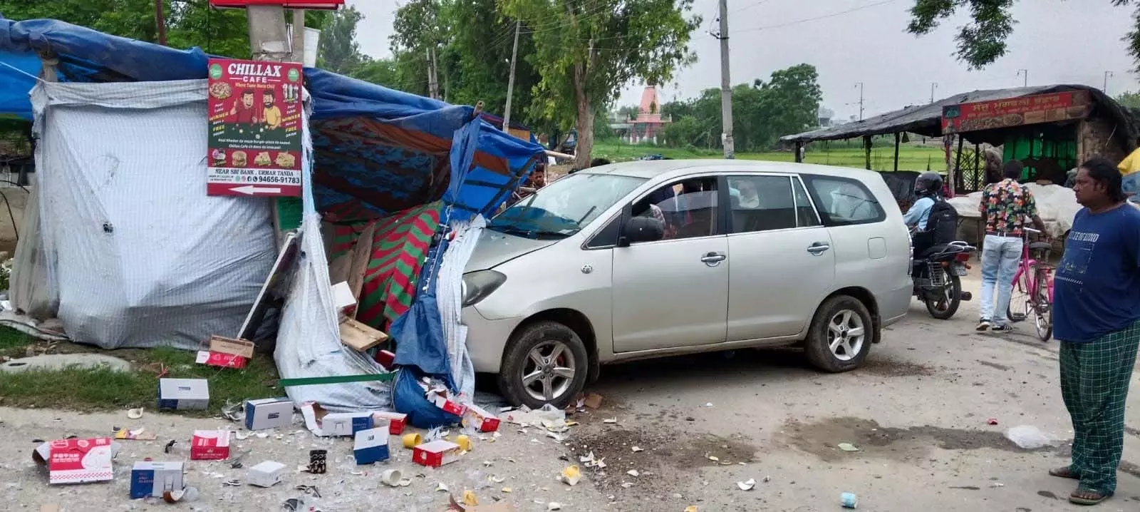 Punjab :तेज रफ्तार इनोवा कार दुकान में जा घुसी,सामान क्षतिग्रस्त Punjab :तेज रफ्तार इनोवा कार दुकान में जा घुसी,सामान क्षतिग्रस्त