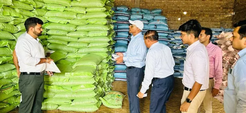 Sirsa में उर्वरक संकट गहराया; दो डीलरों पर कार्रवाई, बिक्री स्थगित Sirsa में उर्वरक संकट गहराया; दो डीलरों पर कार्रवाई, बिक्री स्थगित