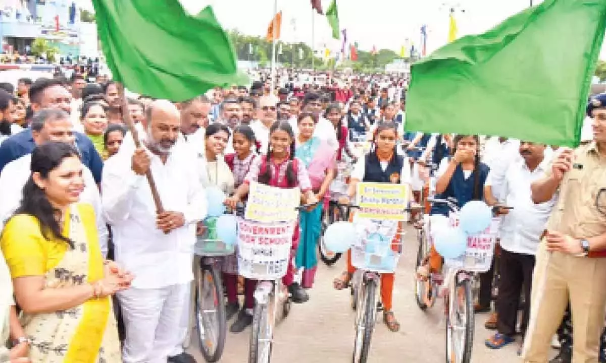 बंदी ने दसवीं कक्षा के छात्रों को 20,000 साइकिलें वितरित कीं बंदी ने दसवीं कक्षा के छात्रों को 20,000 साइकिलें वितरित कीं