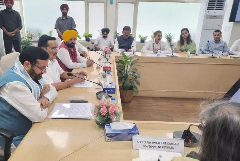 चेनाब नदी का पानी पंजाब, हरियाणा की ओर मोड़ा जाए, केंद्र की बैठक में CM Mann चेनाब नदी का पानी पंजाब, हरियाणा की ओर मोड़ा जाए, केंद्र की बैठक में CM Mann