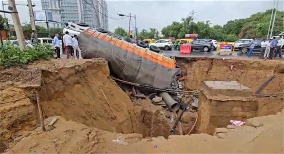 Haryana: बारिश में सड़क धंसी, बीयर से भरा ट्रक पलटा Haryana: बारिश में सड़क धंसी, बीयर से भरा ट्रक पलटा
