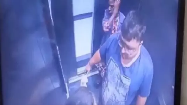 लिफ्ट के अंदर शख्स ने 12 साल के लड़के को बेरहमी से पीटा, CCTV फुटेज से हंगामा लिफ्ट के अंदर शख्स ने 12 साल के लड़के को बेरहमी से पीटा, CCTV फुटेज से हंगामा