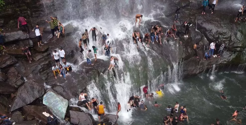 पर्यटकों की पसंद बना गरियाबंद, चिंगरापगार झरने में उमड़ी भीड़ पर्यटकों की पसंद बना गरियाबंद, चिंगरापगार झरने में उमड़ी भीड़