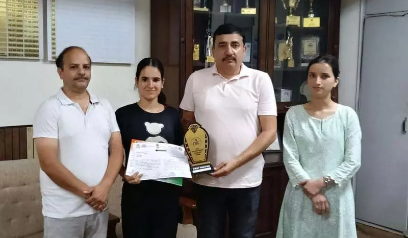 Himachal: एनएसएस स्वयंसेवक को सम्मानित किया गया Himachal: एनएसएस स्वयंसेवक को सम्मानित किया गया