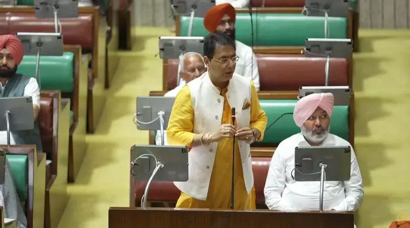 11 मिनट के सत्र में संजय वर्मा को श्रद्धांजलि दी गई, CM मान, मजीठिया की पत्नी पहले दिन सदन में नहीं आए 11 मिनट के सत्र में संजय वर्मा को श्रद्धांजलि दी गई, CM मान, मजीठिया की पत्नी पहले दिन सदन में नहीं आए