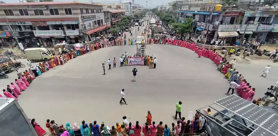 Karnataka : 18 मांगों की पूर्ति की मांग को लेकर श्रमिक संघों की हड़ताल Karnataka : 18 मांगों की पूर्ति की मांग को लेकर श्रमिक संघों की हड़ताल