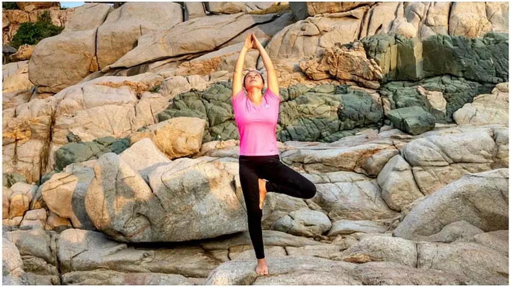 Yoga Tips: इन योगासनों के अभ्यास से चेहरे पर आती है चमक Yoga Tips: इन योगासनों के अभ्यास से चेहरे पर आती है चमक