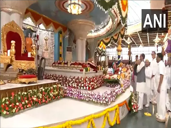 शिवराज सिंह चौहान ने गुरु पूर्णिमा के अवसर पर आंध्र प्रदेश के सत्य साईं बाबा मंदिर में पूजा-अर्चना की शिवराज सिंह चौहान ने गुरु पूर्णिमा के अवसर पर आंध्र प्रदेश के सत्य साईं बाबा मंदिर में पूजा-अर्चना की