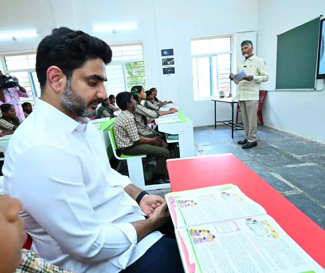 AP: श्री सत्य साईं जिले में विशाल अभिभावक-शिक्षक बैठक में नायडू शिक्षक बने AP: श्री सत्य साईं जिले में विशाल अभिभावक-शिक्षक बैठक में नायडू शिक्षक बने