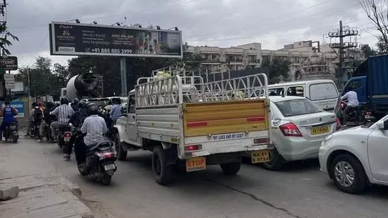 पैदल ऑफिस जाओ—बेंगलुरु के ट्रैफिक जाम पर सोशल मीडिया का तंज पैदल ऑफिस जाओ—बेंगलुरु के ट्रैफिक जाम पर सोशल मीडिया का तंज