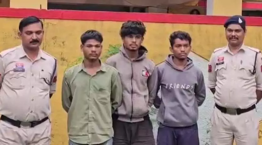 मोबाइल में बातचीत करने पर उपजा विवाद, मारपीट ने लिया खूनी अवतार मोबाइल में बातचीत करने पर उपजा विवाद, मारपीट ने लिया खूनी अवतार