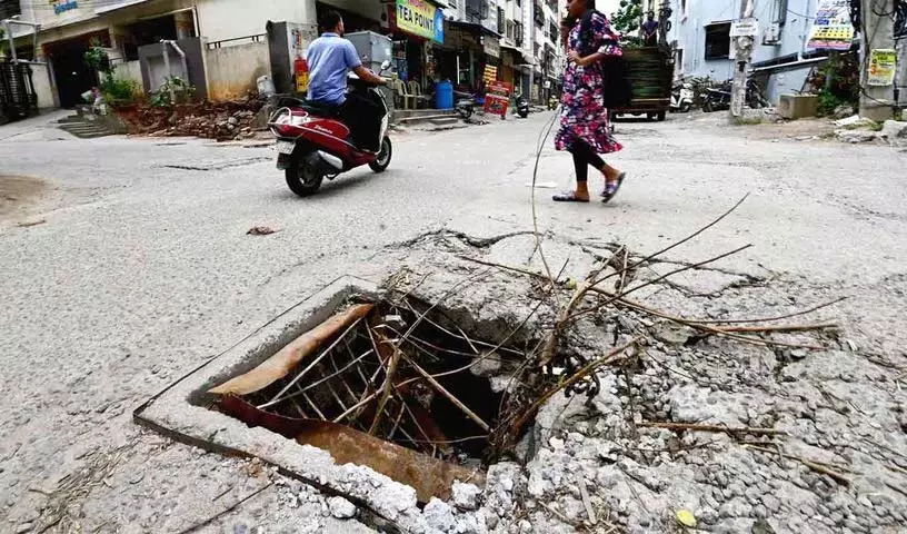 Hyderabad की सड़कों पर खुले मैनहोल यात्रियों के लिए ख़तरा, नागरिक उदासीनता ज़िम्मेदार Hyderabad की सड़कों पर खुले मैनहोल यात्रियों के लिए ख़तरा, नागरिक उदासीनता ज़िम्मेदार