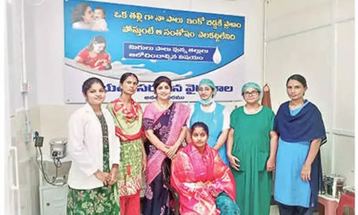 Andhra: नई माँ ने मिल्क बैंक को 3 लीटर स्तन दूध दान किया Andhra: नई माँ ने मिल्क बैंक को 3 लीटर स्तन दूध दान किया