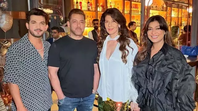 सलमान-संगीता की पुरानी यादें ताज़ा, बर्थडे पार्टी में साथ दिखे दोनों सलमान-संगीता की पुरानी यादें ताज़ा, बर्थडे पार्टी में साथ दिखे दोनों