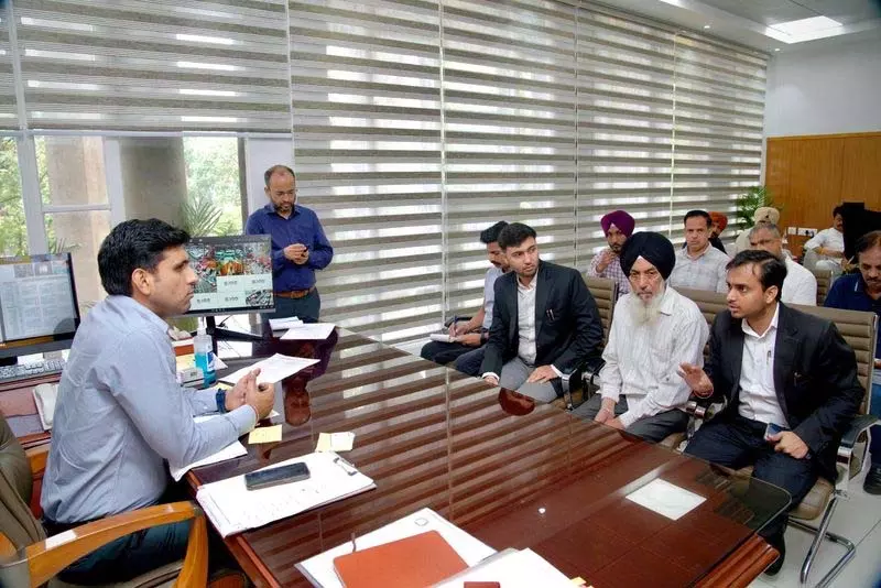 डीसी ने Chandigarh निवासियों की बात सुनी डीसी ने Chandigarh निवासियों की बात सुनी