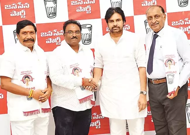 पवन कल्याण ने YSRCP ZPTC सदस्यों को जनसेना में शामिल होने के लिए आमंत्रित किया पवन कल्याण ने YSRCP ZPTC सदस्यों को जनसेना में शामिल होने के लिए आमंत्रित किया