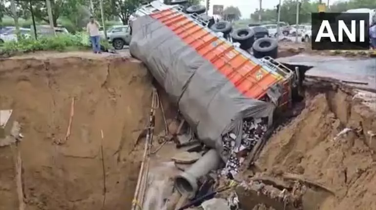 Gurugram में सड़क धंसने से बीयर से भरा ट्रक गड्ढे में गिरा Gurugram में सड़क धंसने से बीयर से भरा ट्रक गड्ढे में गिरा