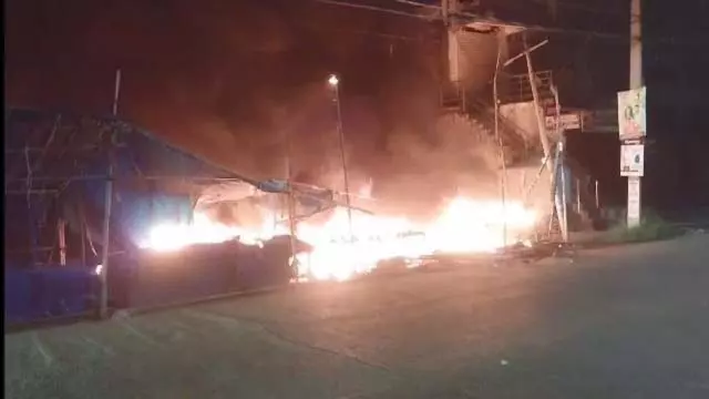 Jajpur Road : पेट्रोल पंप के पास सड़क किनारे स्थित 3 दुकानों में आग लगी Jajpur Road : पेट्रोल पंप के पास सड़क किनारे स्थित 3 दुकानों में आग लगी