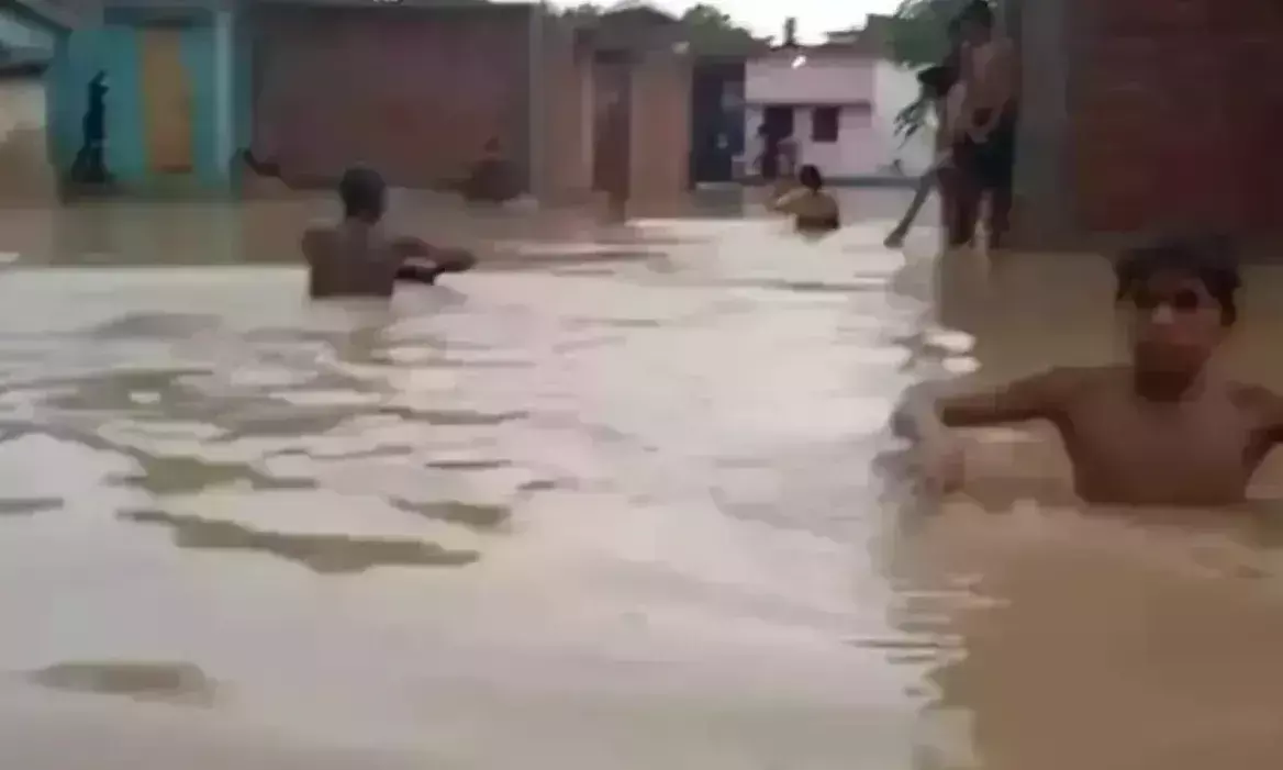Hamirpur: मूसलाधार बारिश से हरसुंडी गांव में चार फीट पानी भरा Hamirpur: मूसलाधार बारिश से हरसुंडी गांव में चार फीट पानी भरा