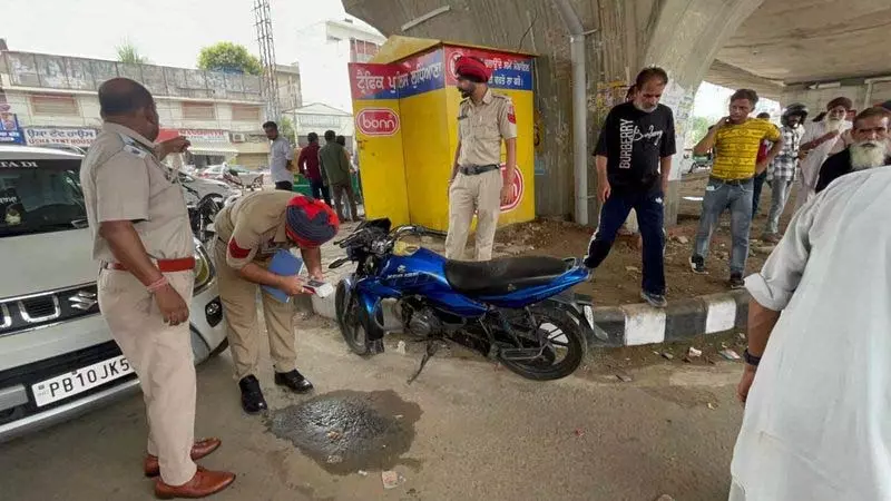 Ludhiana: सड़क के डिवाइडर पर बोरे में महिला का शव फेंके जाने से राहगीर हैरान Ludhiana: सड़क के डिवाइडर पर बोरे में महिला का शव फेंके जाने से राहगीर हैरान