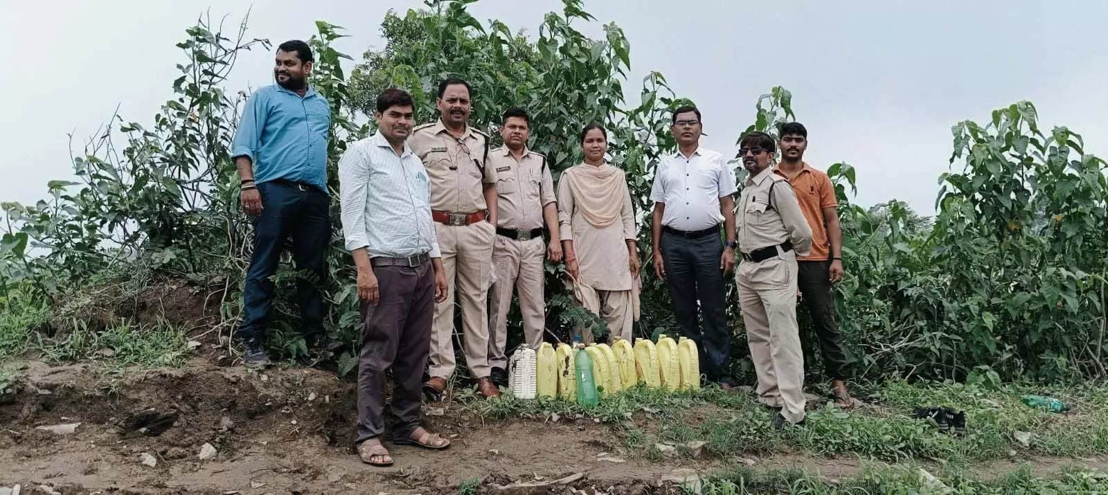 आबकारी विभाग की कार्रवाई, महुआ लाहन और शराब जब्त आबकारी विभाग की कार्रवाई, महुआ लाहन और शराब जब्त