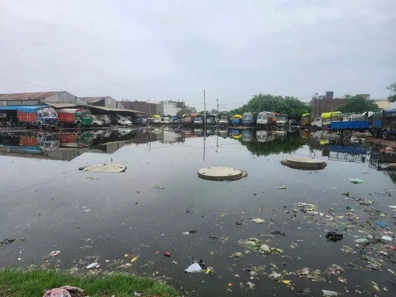 Vallah Mandi में पानी और कचरे का जमावड़ा Vallah Mandi में पानी और कचरे का जमावड़ा