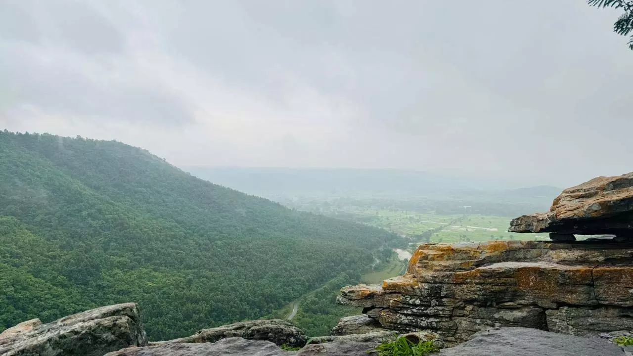 बारिश में बस्तर के प्राकृतिक सौंदर्य का अनुपम नजारा बारिश में बस्तर के प्राकृतिक सौंदर्य का अनुपम नजारा