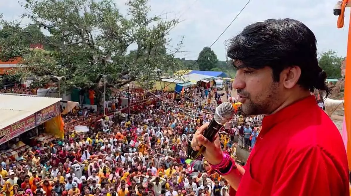 गुरु पूर्णिमा 2025: पंडित धीरेंद्र शास्त्री के बागेश्वर धाम में जुटे करीब डेढ़ लाख श्रद्धालु गुरु पूर्णिमा 2025: पंडित धीरेंद्र शास्त्री के बागेश्वर धाम में जुटे करीब डेढ़ लाख श्रद्धालु