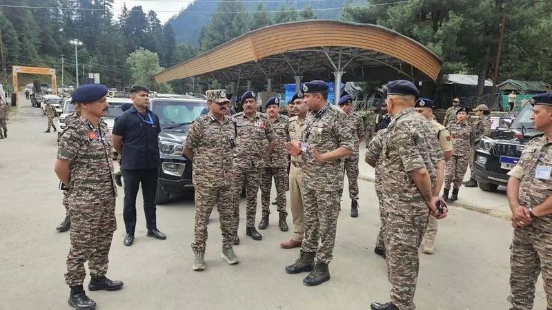 CRPF महानिदेशक ने नुनवान आधार शिविर में तीर्थयात्रियों की सुरक्षा की समीक्षा की CRPF महानिदेशक ने नुनवान आधार शिविर में तीर्थयात्रियों की सुरक्षा की समीक्षा की