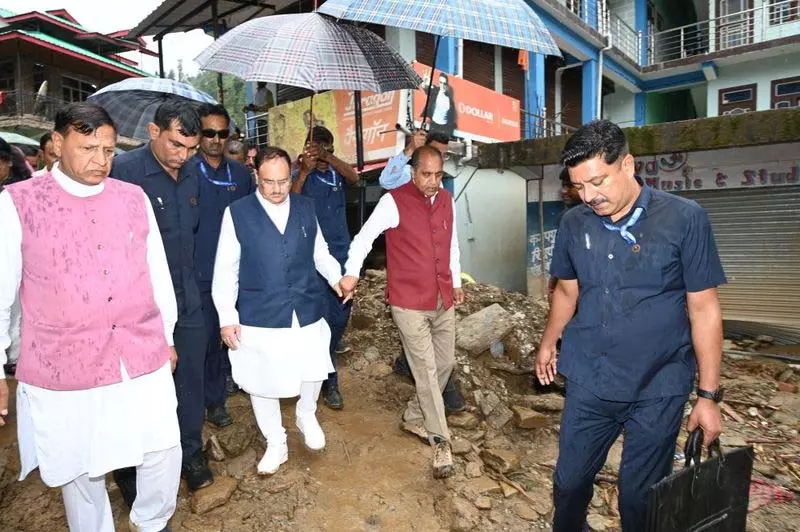 JP Nadda ने नाचन के प्रभावित लोगों को राशन किट वितरित किए JP Nadda ने नाचन के प्रभावित लोगों को राशन किट वितरित किए