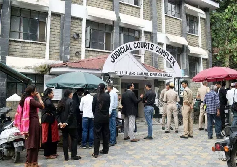Shimla की कई अदालतों में बम की धमकी भरे ईमेल के बाद लोगों को बाहर निकाला गया Shimla की कई अदालतों में बम की धमकी भरे ईमेल के बाद लोगों को बाहर निकाला गया