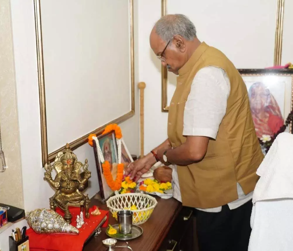 सांसद बृजमोहन अग्रवाल ने अपने गुरु गोविंद सारंग को किया नमन सांसद बृजमोहन अग्रवाल ने अपने गुरु गोविंद सारंग को किया नमन