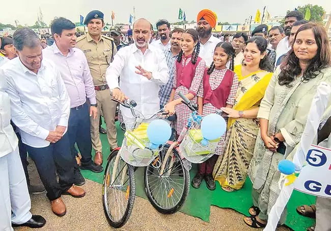 Bandi Sanjay : करीमनगर में 2,000 बच्चों के लिए साइकिलें Bandi Sanjay : करीमनगर में 2,000 बच्चों के लिए साइकिलें