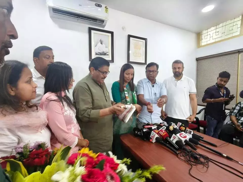 ओडिशा के पूर्व मुख्यमंत्री हेमानंद बिस्वाल की बेटी कांग्रेस में शामिल हुई ओडिशा के पूर्व मुख्यमंत्री हेमानंद बिस्वाल की बेटी कांग्रेस में शामिल हुई