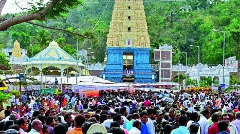 Telangana: गिरिप्रदक्षिणा के लिए श्रद्धालुओं की भीड़ से पेंदुर्थी में यातायात अव्यवस्था Telangana: गिरिप्रदक्षिणा के लिए श्रद्धालुओं की भीड़ से पेंदुर्थी में यातायात अव्यवस्था