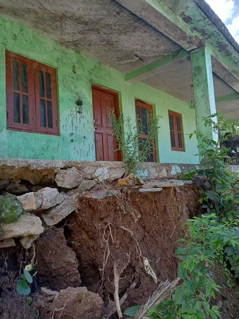 मानसून में पहाड़ियों को उड़ाने से मनाही, Sirmaur में सड़क चौड़ीकरण का काम जारी मानसून में पहाड़ियों को उड़ाने से मनाही, Sirmaur में सड़क चौड़ीकरण का काम जारी